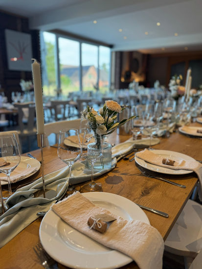 Moderne Tischdekoration mit natürlichen Blüten