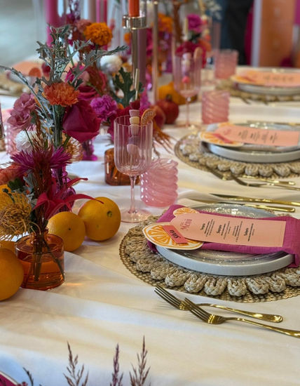 Moderne Tischdekoration mit natürlichen Blüten