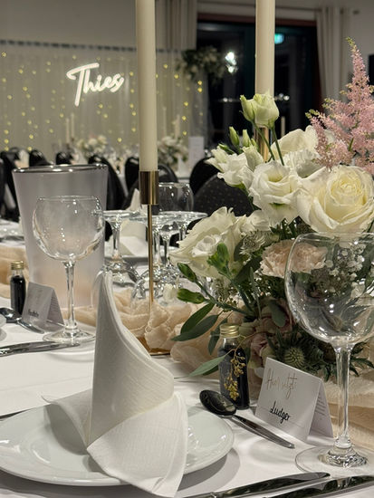 Moderne Tischdekoration mit natürlichen Blüten