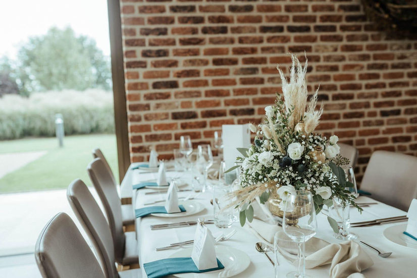 Moderne Tischdekoration mit natürlichen Blüten