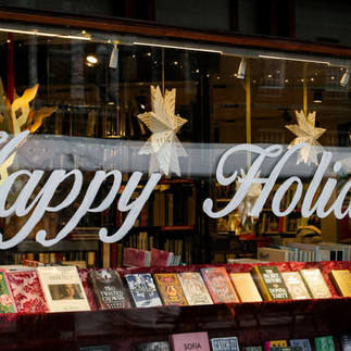 libreria ad Amsterdam decorata con stelle di Natale e scritta "happy holidays"