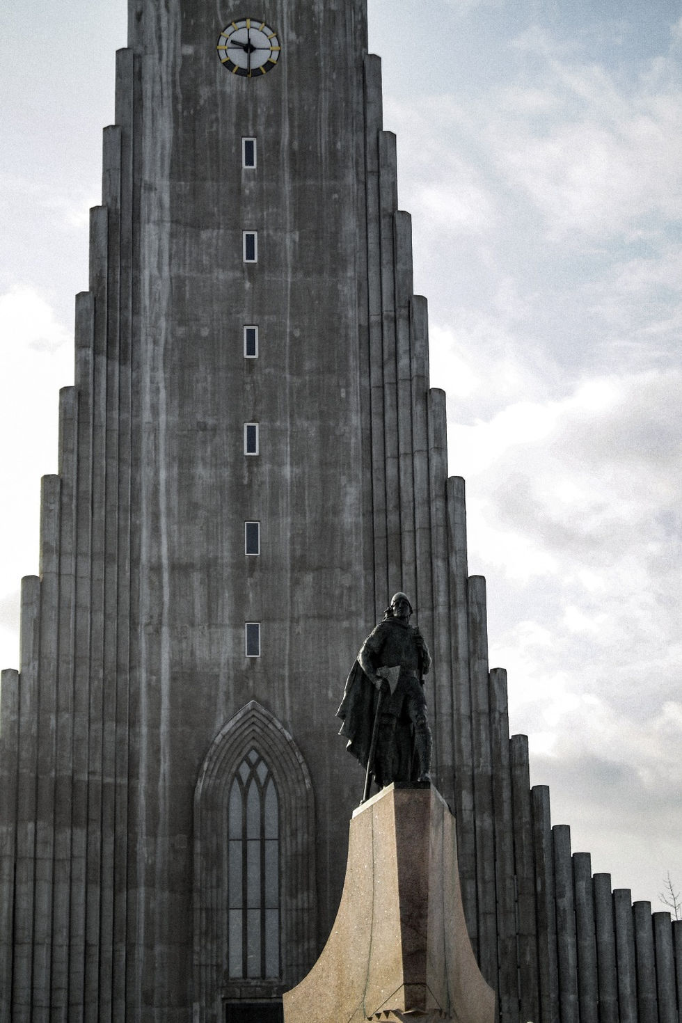 chiesa Hallgrímskirkja a Reykjavík con la luce del mattino