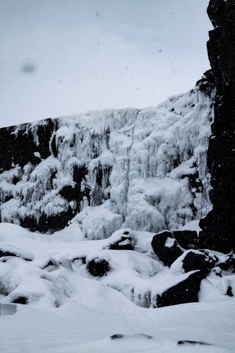 cascate Öxarárfoss innevate in Islanda
