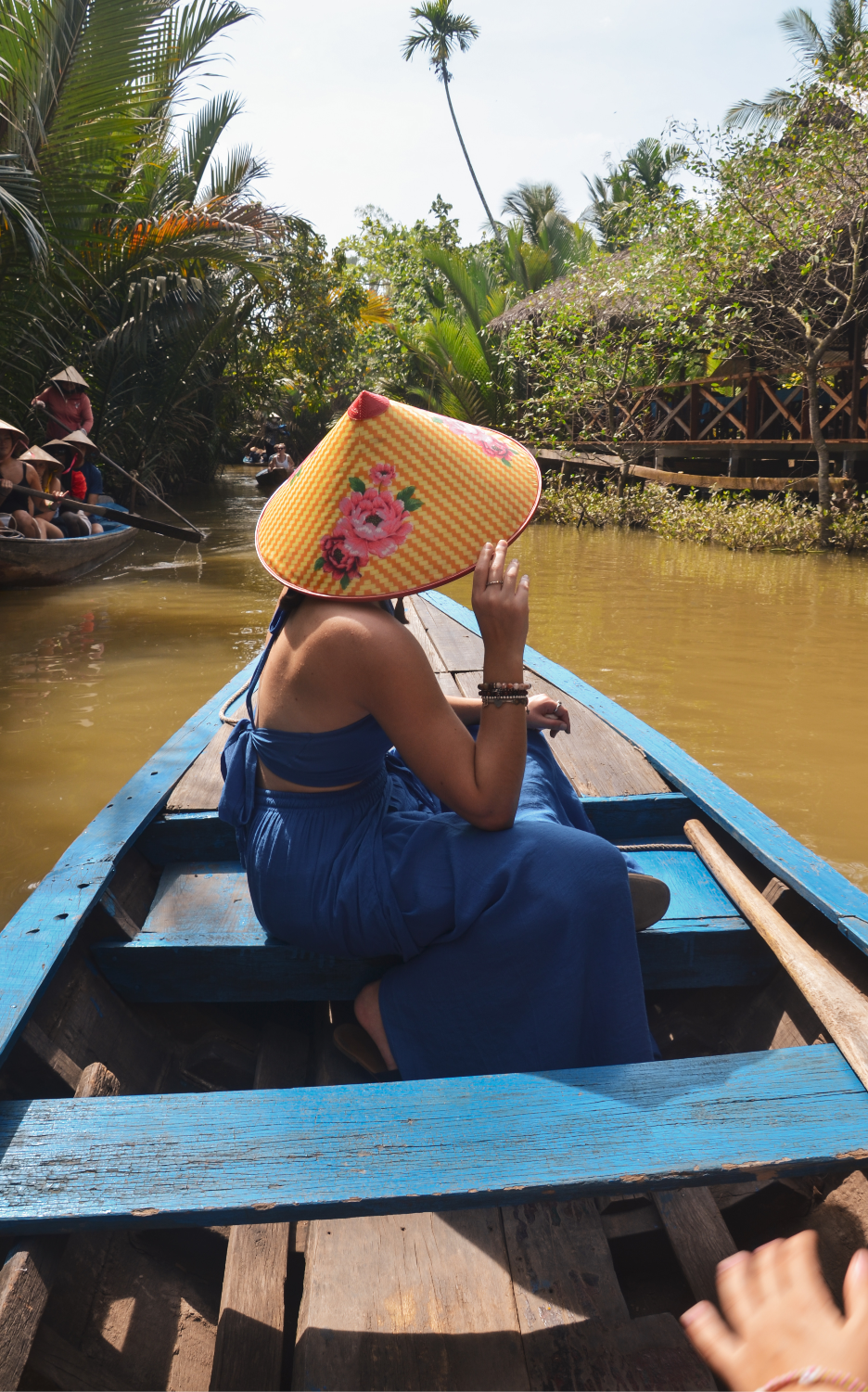 ragazza in barca navigando il Mekong