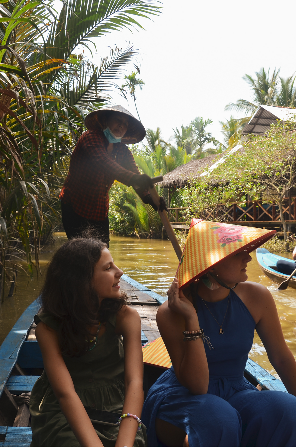 sorelle in barca sul Mekong