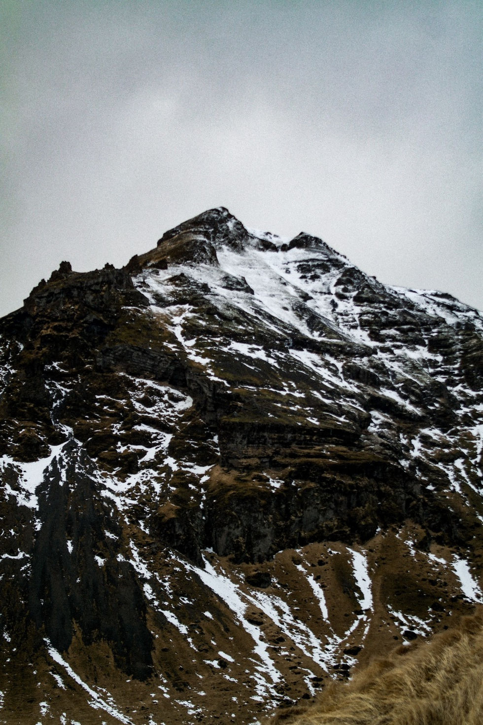 vista di una montagna innevata dall'alto delle cascate Skógafoss in Islanda