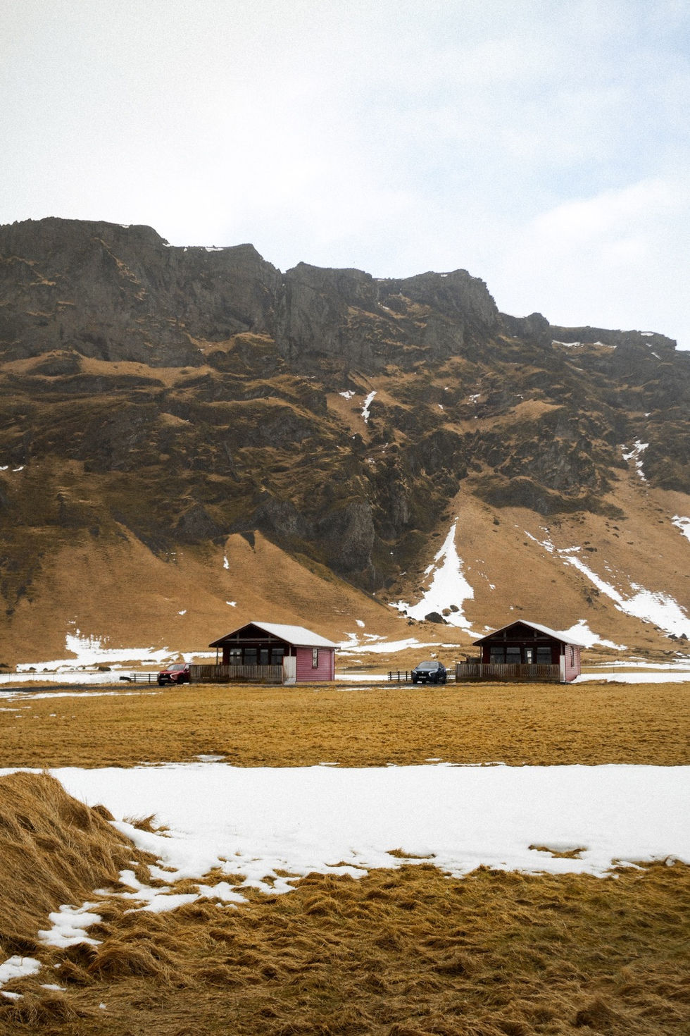 tipiche case islandesi ai piedi di una montagna