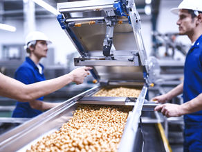 Maximise Your Efficiency and ROI: Hand Packing vs. Automatic Packing Machinery