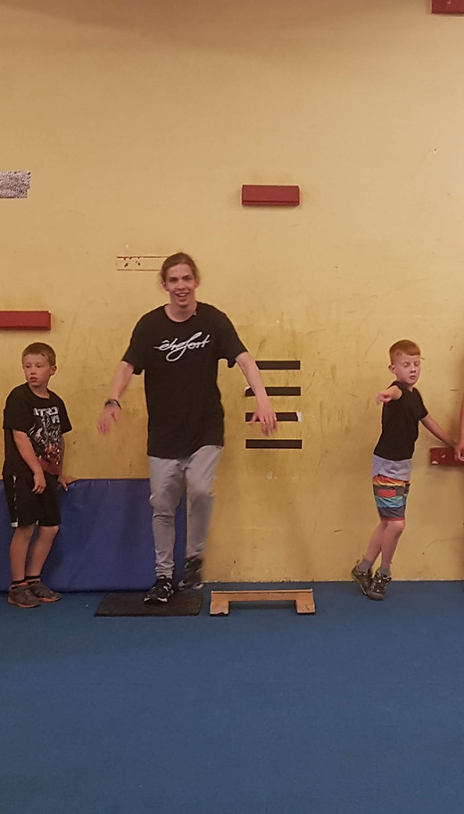 Fête d'amis de parkour , parcours et nerfs