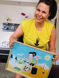 Boldog fiatal lány, aki a saját karikatúráját tartja