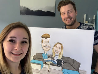 A fiatal pár boldogan tartja a róluk készült karikatúrát