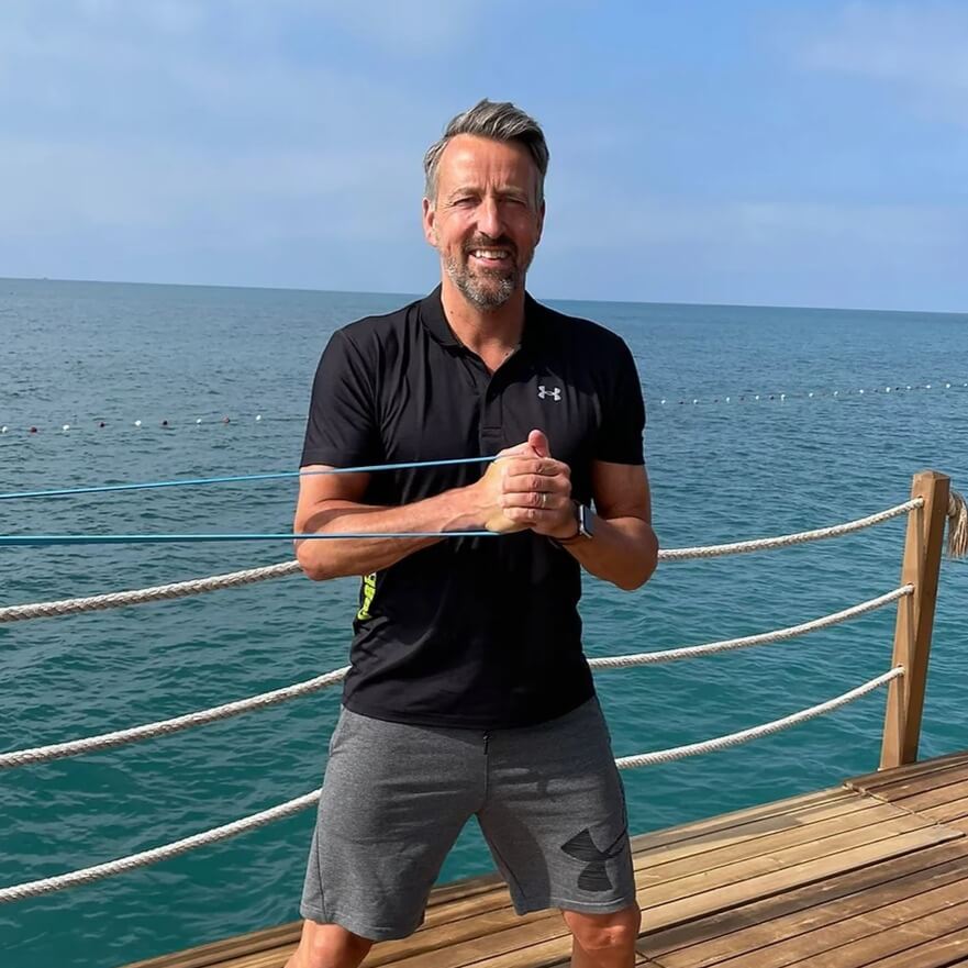 Trainer Meinolf Krome aus Detmold auf einem Schiff im Hintergrund das Meer