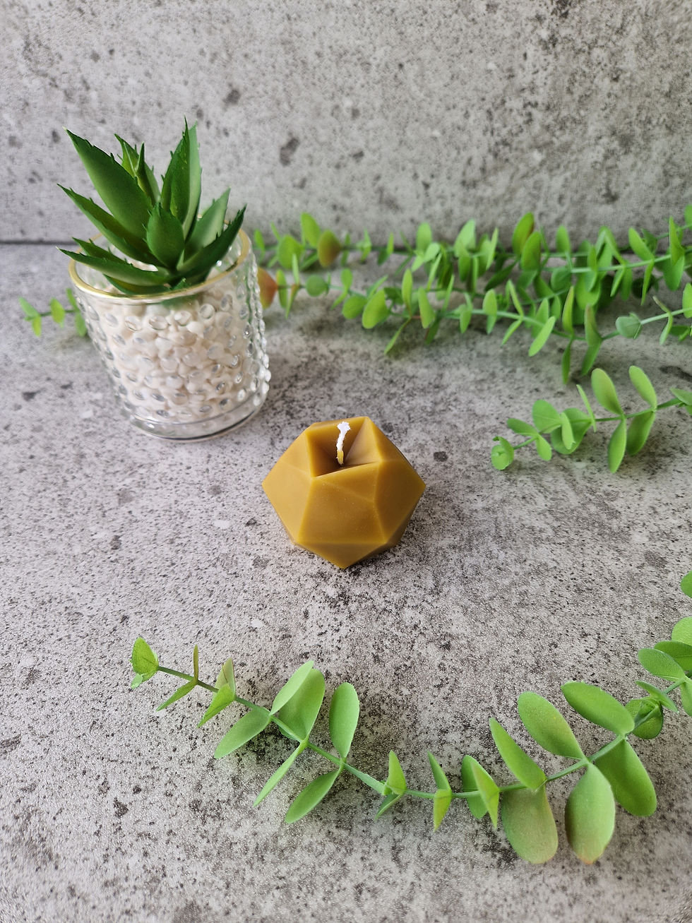 Rankų darbo natūralaus bičių vaško žvakė "Rubinas" 72g