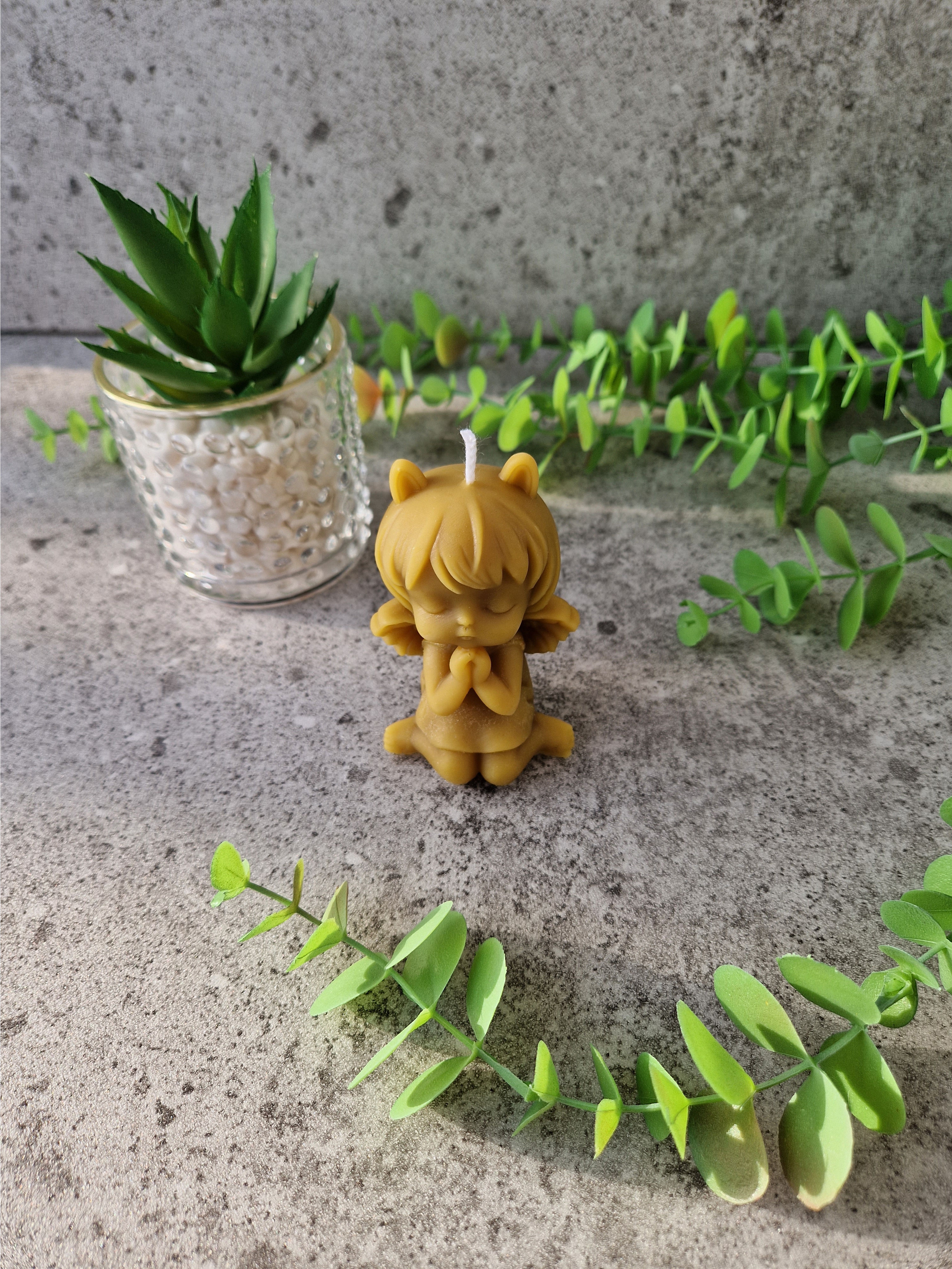 Rankų darbo natūralaus bičių vaško žvakė "Angeliukas" 80g