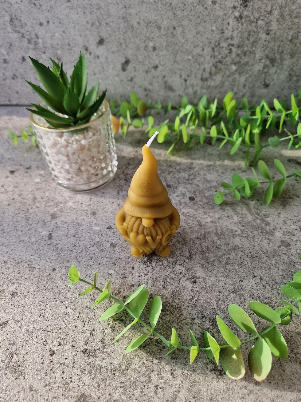 Rankų darbo natūralaus bičių vaško žvakė "Nykštukas. Meilė" 64g