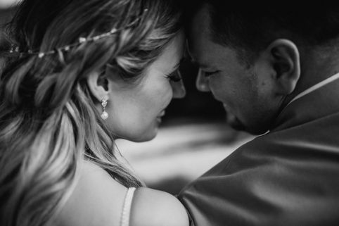 Brautpaar während Trauung - Hochzeitsfotograf Permeshof
