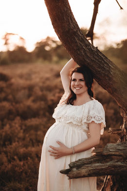 Schwangere Frau im langen Kleid beim Babybauchshooting im Sonnenuntergang in Grefrath, natürliche Schwangerschaftsfotografie Nähe Viersen.