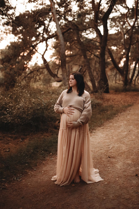 Schwangere Frau im langen Kleid beim Babybauchshooting im Sonnenuntergang in Grefrath, natürliche Schwangerschaftsfotografie Nähe Viersen.