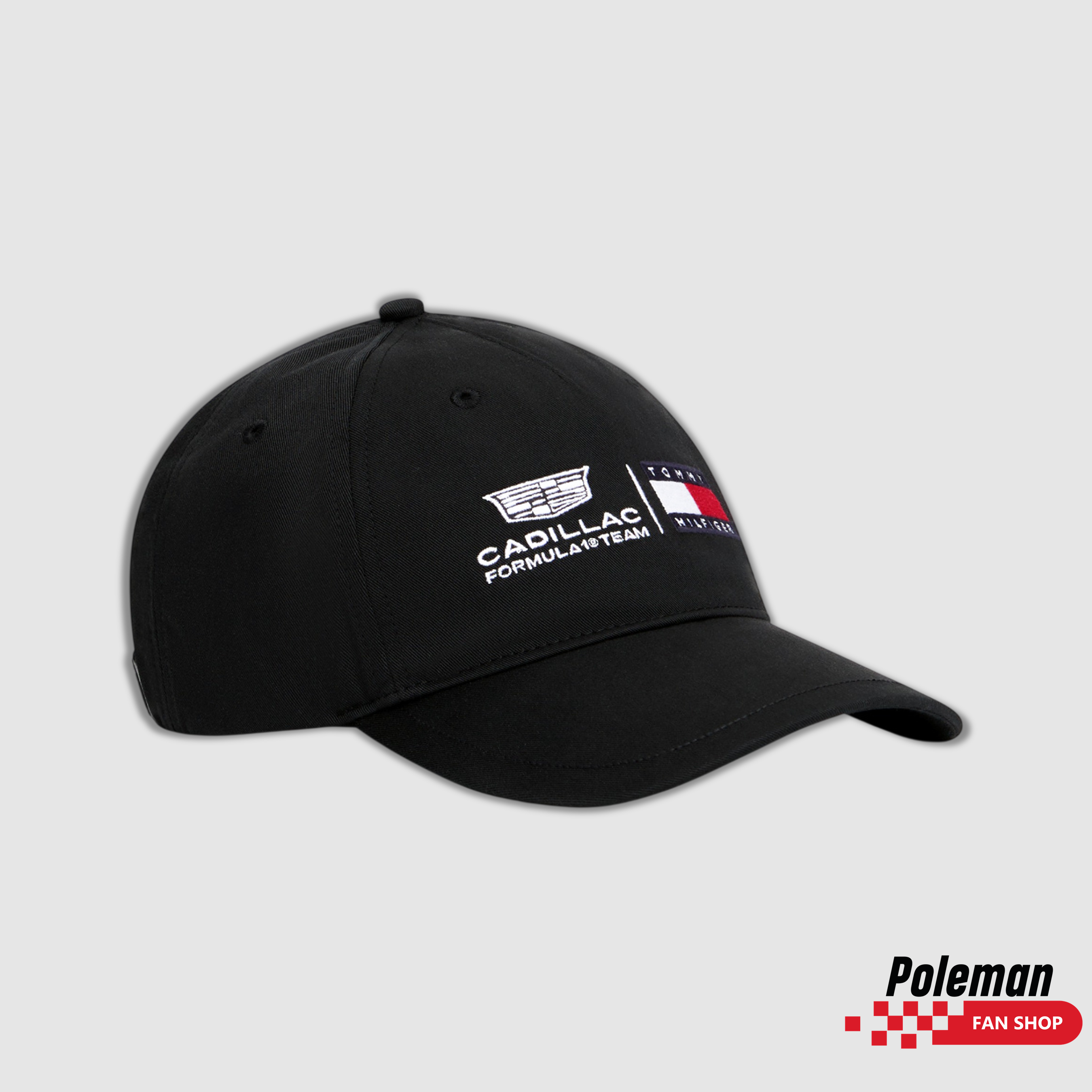 Vista frontal de la gorra TH Cadillac 2026 negro con logos Tommy Hilfiger x Cadillac Formula 1 Team