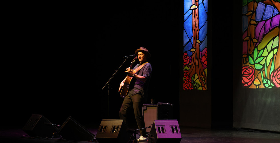 Jason Mraz on stage at the Au-Rene Theater