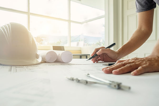 maos-do-engenheiro-trabalhando-no-modelo-conceito-de-construcao-ferramentas-de-engenharia-