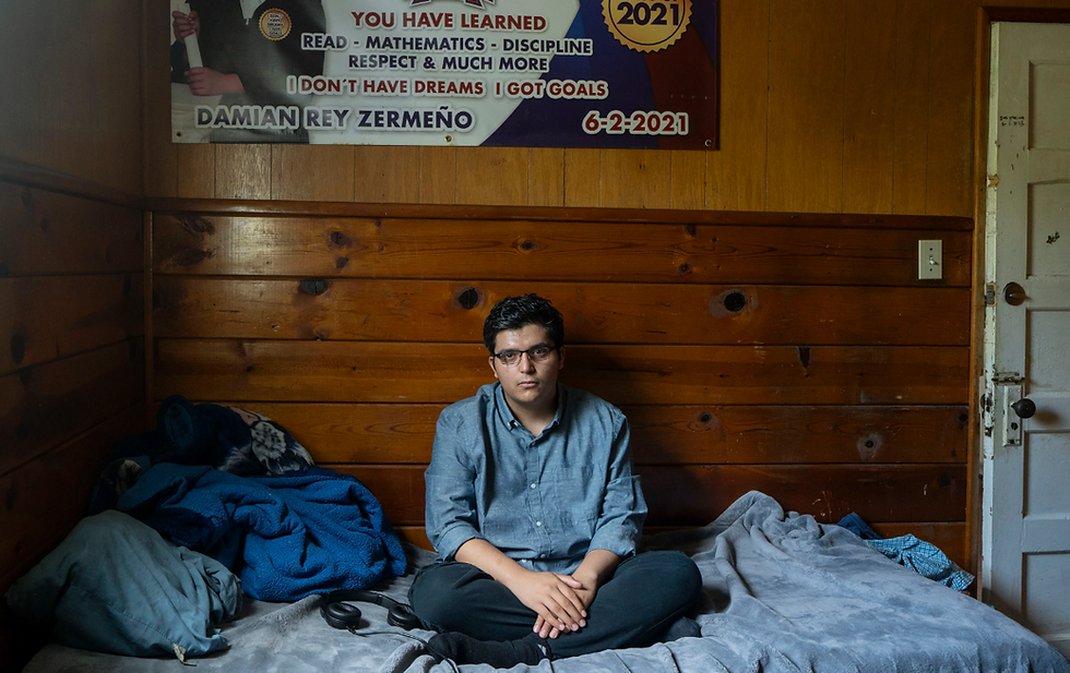 Damian Zermeño en el dormitorio que solía compartir con su padre