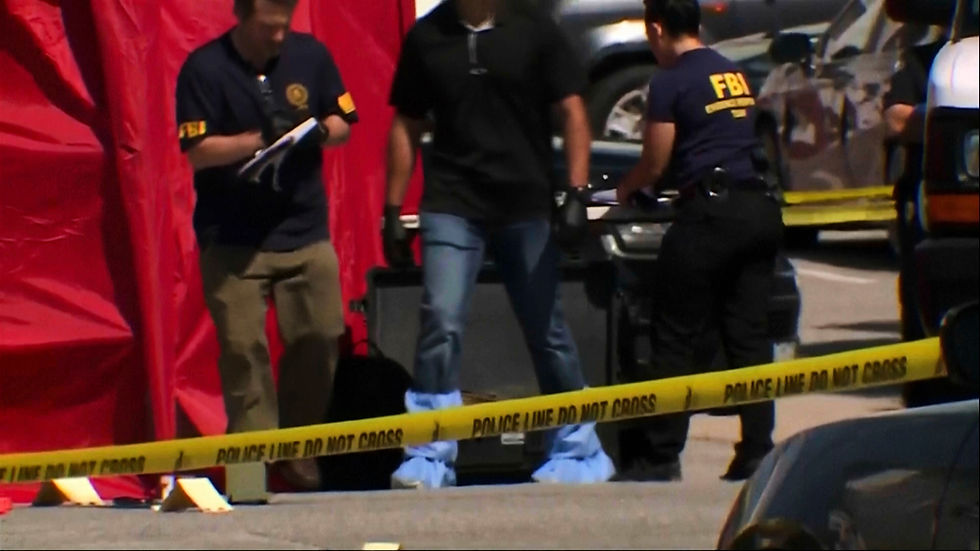 Agentes del FBI investigan una escena acordonada con cinta amarilla y una carpa roja en una calle, con varios vehículos.