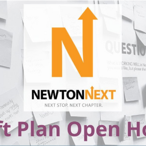 Pizarra de notas adhesivas blancas con el logo NewtonNext y el texto Draft Plan Open House; ambiente de lluvia de ideas.