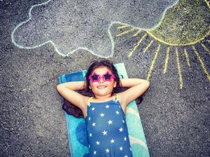 niña con lentes viendo al cielo