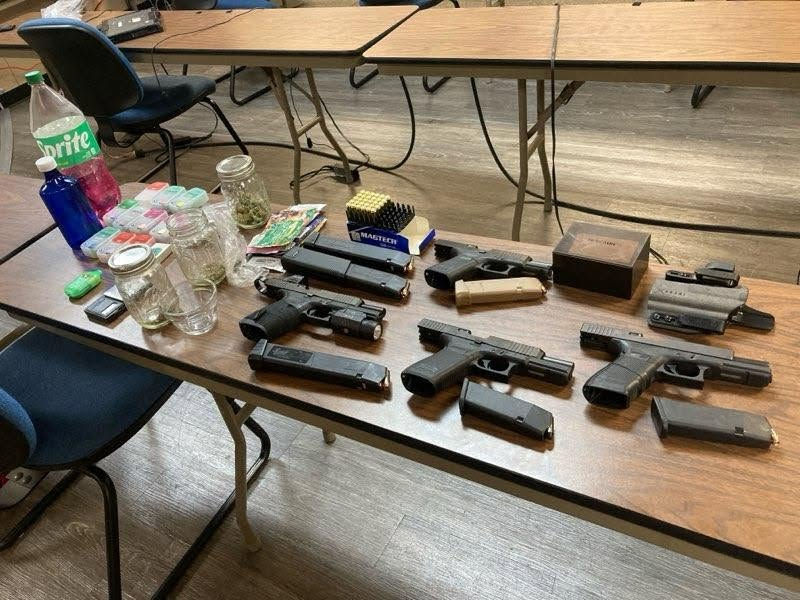Armas de fuego sobre una mesa
