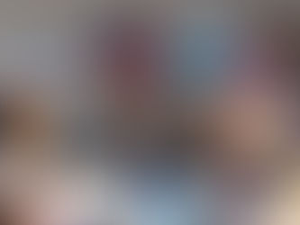 Dos hombres hablan en un mitin en la Kansas State Fair; público con carteles y banderas de EE. UU. y Kansas.