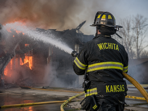 Bombero de Wichita, apagando un incendio