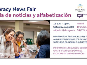Cartel de la Feria de noticias y alfabetización: dos mujeres sonríen en una biblioteca; anuncia fecha, hora y recursos gratuitos.