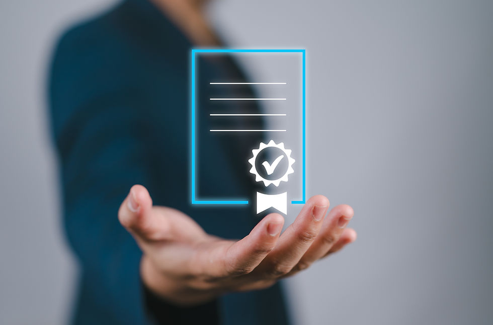 Persona con la mano extendida sosteniendo un documento digital con sello de verificación sobre fondo gris.