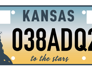 Placa de Kansas con fondo degradado azul y dorado, texto 038ADQ2 y to the stars, con silueta del Capitolio.