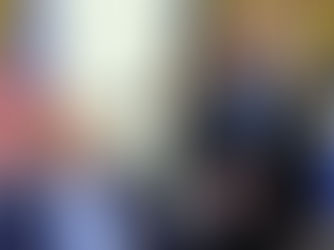 Trump sentado estrecha el puño con Robert F. Kennedy Jr. en un despacho con banderas de EE. UU. y tono solemne.