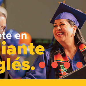 Graduada sonriente con toga azul; anuncio de NexStep Alliance para aprender inglés, con LLAMA AHORA y fecha 27–30 julio 2026.