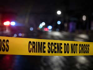 Foto nocturna con cinta amarilla de "Crime scene"
