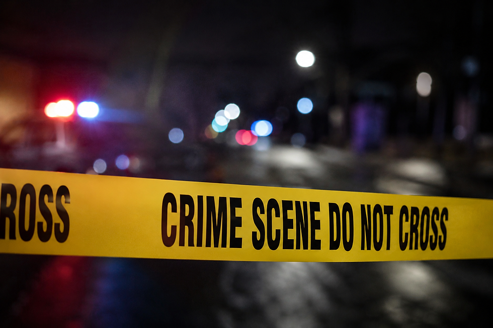 Foto nocturna con cinta amarilla de "Crime scene"