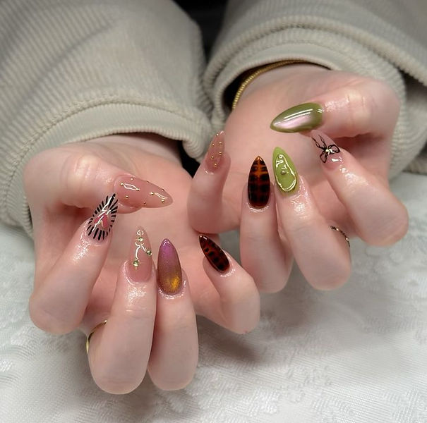 Moderate Art Tier 2 _refined pattern + 3D effecrs, mixes stones on 5 nails.jpg