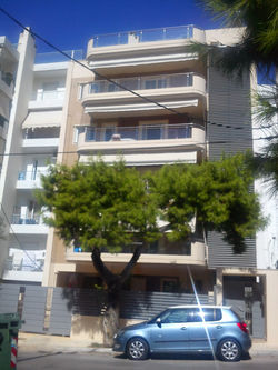 ΠΟΛΥΚΑΤΟΙΚΙΑ ΣΤΗ ΓΛΥΦΑΔΑ