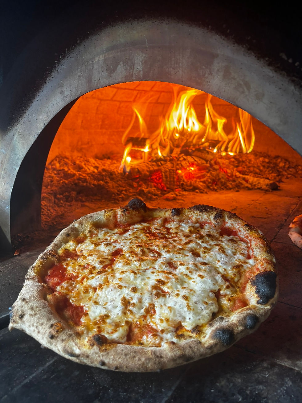 Holzofenpizza bei Pizzeria Gió e Ro in Suhr