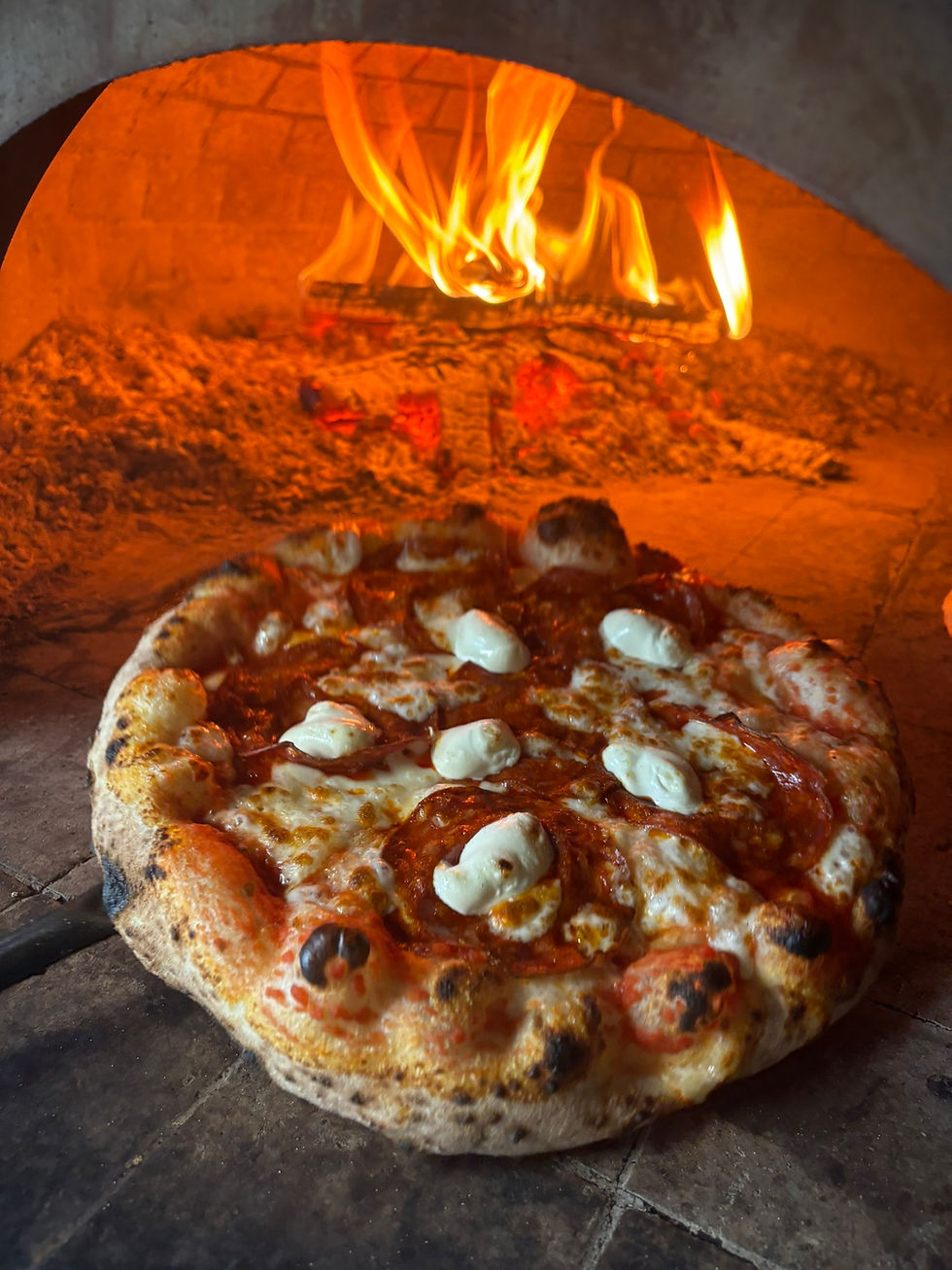 Frisch gebackene Pizza mit Salami