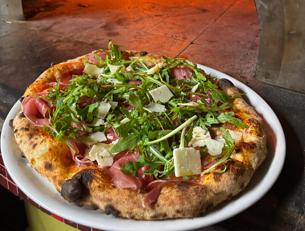 Pizza Crudo mit Rohschinken, Rucola und Grana Padano