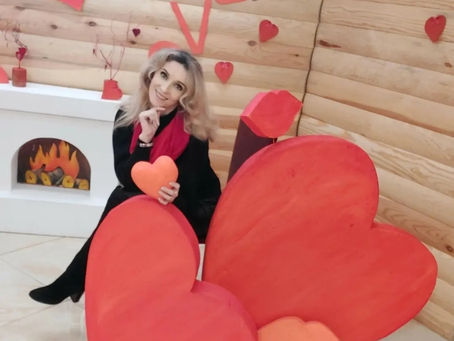 В фойе районного центра культуры тематические фотозоны, посвящённые Дню Святого Валентина.