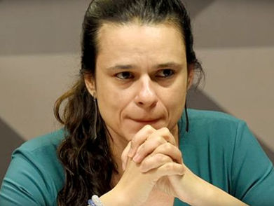 ‘Decidiu demitir, demite, pra gerar um pouco mais de estabilidade para o País’, defende deputada