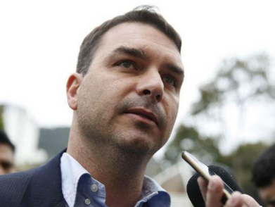 Flávio Bolsonaro diz que ex-assessor vai se explicar ao MPF