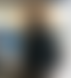 Sujeito criminoso esfaqueia cão de pequeno porte a traição