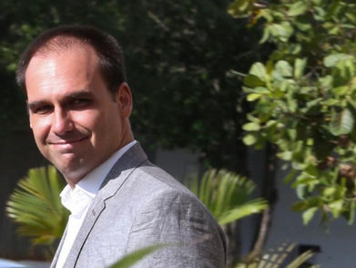 Eduardo Bolsonaro pede informações sobre tráfico em aviões do SUS