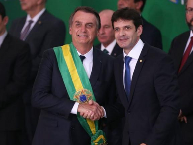 Ministro do turismo é exonerado, mas retorna ao cargo na quinta